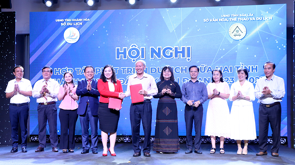 Lãnh đạo Sở Du lịch tỉnh Khánh Hòa và Sở Văn hóa, Thể thao và Du lịch tỉnh Đắk Lắk trao thỏa thuận hợp tác